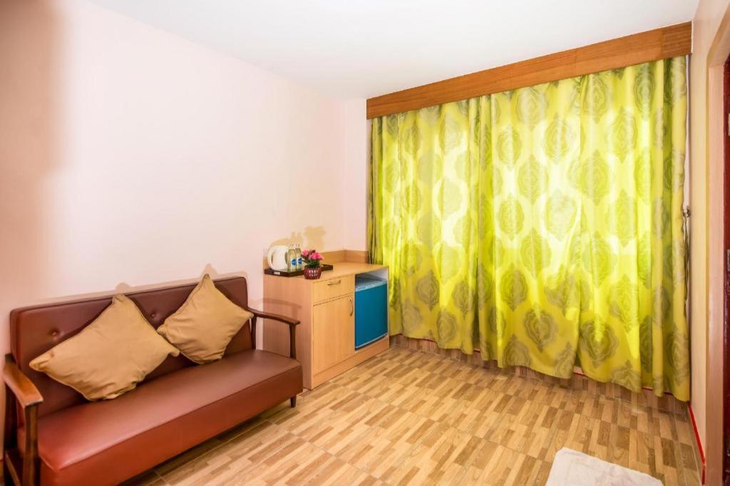Oyo 343 Wanna Marine Hotel Patong Exterior foto