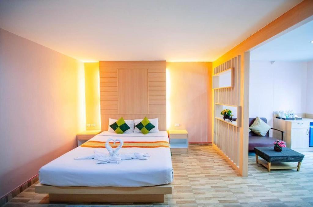 Oyo 343 Wanna Marine Hotel Patong Exterior foto
