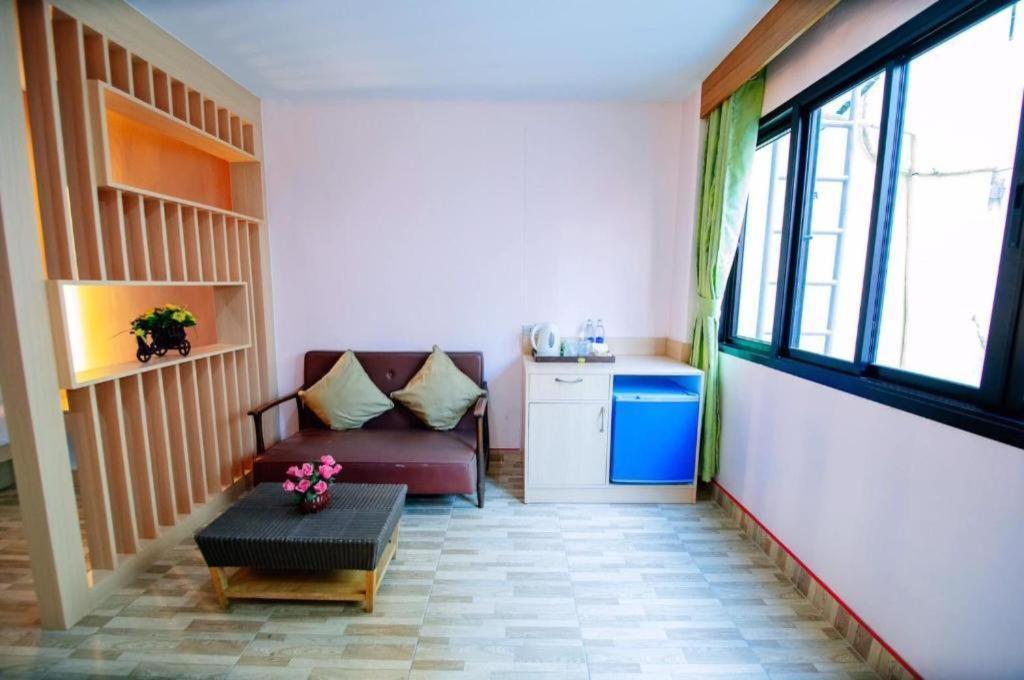 Oyo 343 Wanna Marine Hotel Patong Exterior foto