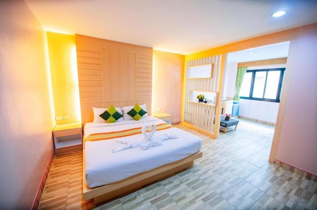 Oyo 343 Wanna Marine Hotel Patong Exterior foto